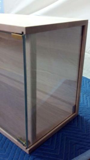 Amaty-Gun-Cabinet-frameless glass corner